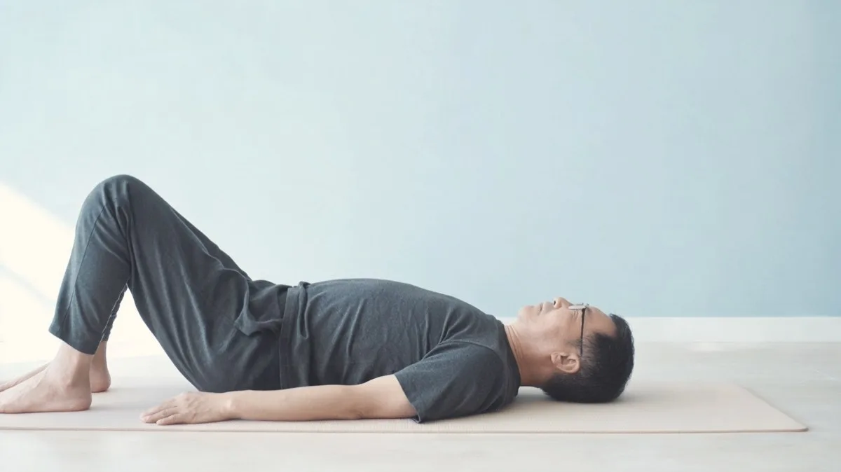 Deep neck flexor hold lying with knees bent